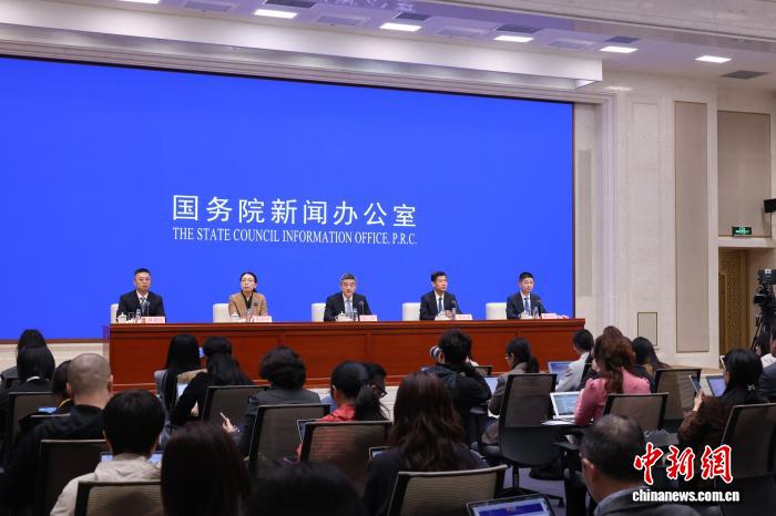 4月13日，中原邦务院信息办公室正在北京举办邦务院计谋例止吹风会，邦家卫死安康委副主任郑哲、医政司卖力人李年夜川、下层卫死安康司司少焦俗辉，邦家医保局医药效劳办理司司少黄心宇引见《对于放慢扶植分级医治体例的多少步伐》相关环境，并问记者问。 中新社记者 杨可好 摄